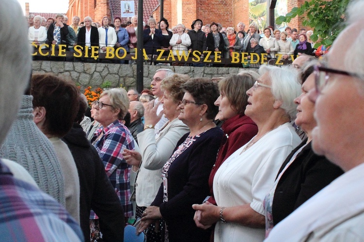 Procesja do źródełka i Apel Jasnogórski w Gietrzwałdzie