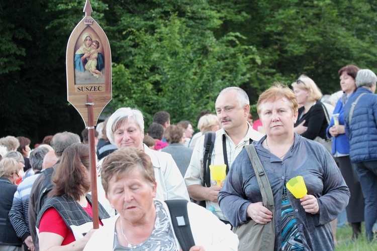 Procesja do źródełka i Apel Jasnogórski w Gietrzwałdzie