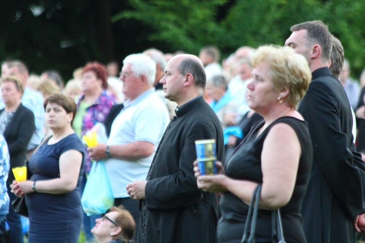 Procesja do źródełka i Apel Jasnogórski w Gietrzwałdzie