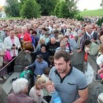 Procesja do źródełka i Apel Jasnogórski w Gietrzwałdzie