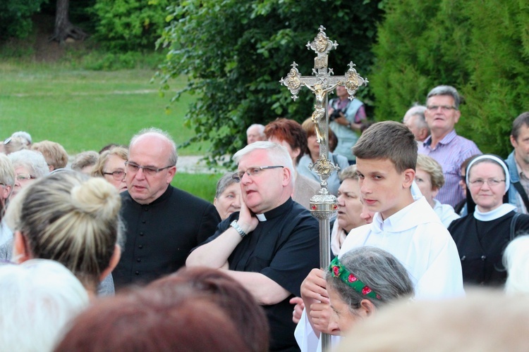 Procesja do źródełka i Apel Jasnogórski w Gietrzwałdzie