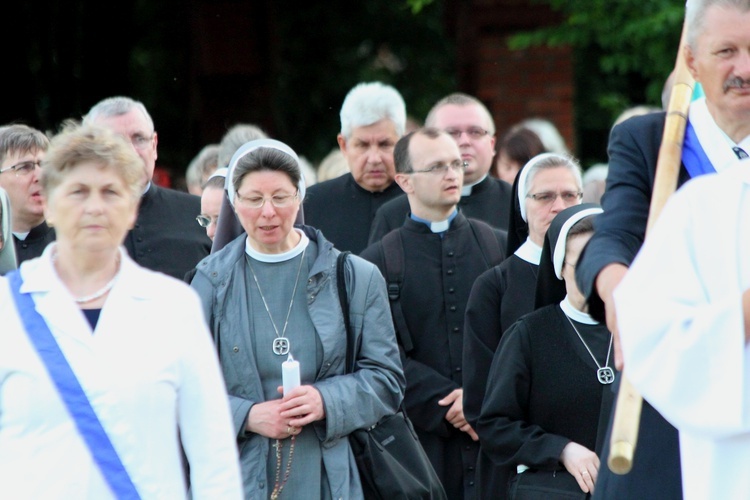 Procesja do źródełka i Apel Jasnogórski w Gietrzwałdzie