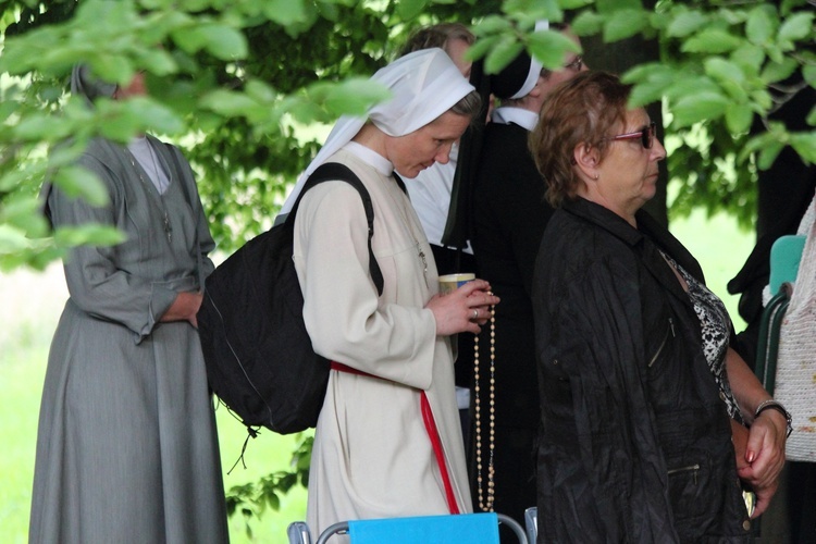 Procesja do źródełka i Apel Jasnogórski w Gietrzwałdzie