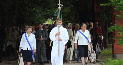 Procesja do źródełka i Apel Jasnogórski w Gietrzwałdzie