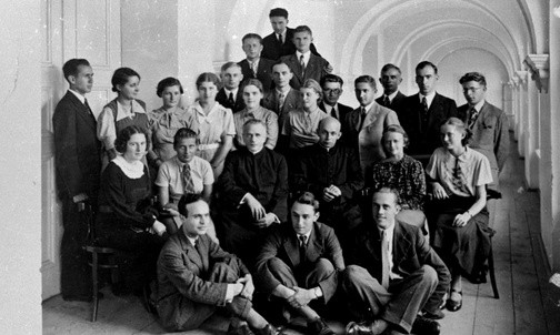 Ks. Antoni Słomkowski (w środku) ze studentami i współpracwonikami