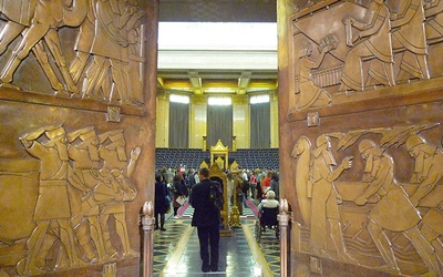 Wejście do Freemasons Hall – świątyni należącej do Wielkiej Zjednoczonej Loży Anglii w Londynie.