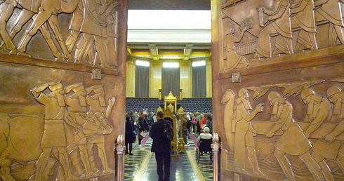 Wejście do Freemasons Hall – świątyni należącej do Wielkiej Zjednoczonej Loży Anglii w Londynie.