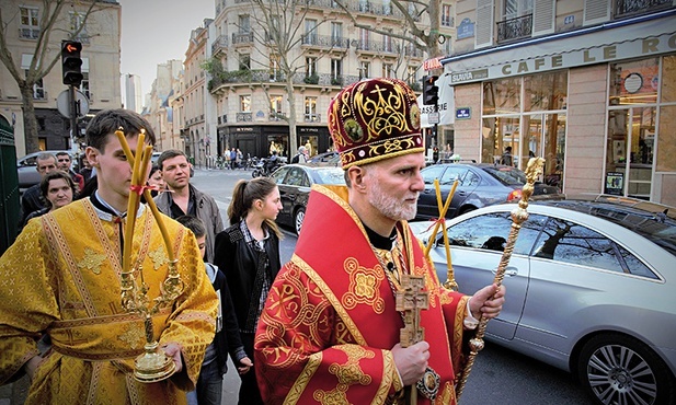 Biskup Borys Gudziak prowadzi procesję w Paryżu. W 2012 r. Benedykt XVI mianował go egzarchą apostolskim Francji, a rok później pierwszym greckokatolickim biskupem w Paryżu.