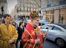 Biskup Borys Gudziak prowadzi procesję w Paryżu. W 2012 r. Benedykt XVI mianował go egzarchą apostolskim Francji, a rok później pierwszym greckokatolickim biskupem w Paryżu.