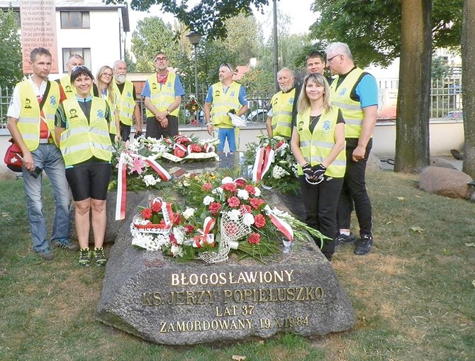 Grób bł. ks. Jerzego Popiełuszki przy kościele św. Stanisława Kostki w Warszawie  – 900 tys. 