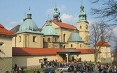 Sanktuarium pasyjno-maryjne w Kalwarii Zebrzydowskiej  – 1,5 mln 