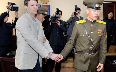 Otto Warmbier po ogłoszeniu wyroku 15 lat kolonii karnej za rzekomą próbę kradzieży propagandowego plakatu w jednym z hoteli w Korei Północnej.