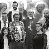 Danuta i Kazimierz Frączkowie pochodzą z Gliwic i należą do wspólnoty neokatechumenalnej przy gliwickiej katedrze. Są małżeństwem od 27 lat. Mają 9 dzieci (w tym dwoje w niebie). Na misji w albańskiej Szkodrze są z Rachelą, Faustyną i Miriam. Ich dorosłe dzieci – Tobiasz, Dobrawa i Marysia były z nimi przez rok, a Jeremiasz ma już własną rodzinę.