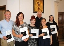 Mamy 5 nowych organistów z dyplomami. Od lewej: Grzegorz Paciorek, Renata Szymańska, Angelika Mazur, Monika Czapnik i s. Olga Jaroszek. Z absolwentami ks. Wojciech Szary