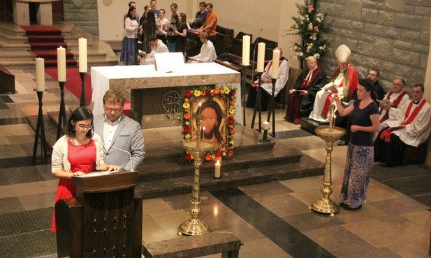 "Kyrie eleison" - śpiewali wierni, kiedy na świeczniku zapalano kolejną świecę, symbolizującą męczenników za wiarę