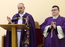 bp Henryk Cieszko w czasie nabożeństwa pokutnego dla uczestników rekolekcji. 