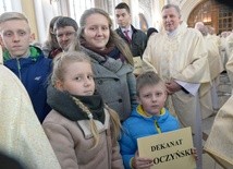 Przedstawiciele dekanatu opoczyńskiego odbierają różaniec i świecę na Jerycho Różańcowe