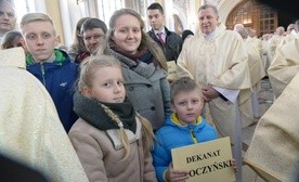 Przedstawiciele dekanatu opoczyńskiego odbierają różaniec i świecę na Jerycho Różańcowe