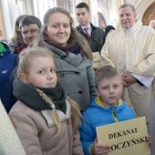 Przedstawiciele dekanatu opoczyńskiego odbierają różaniec i świecę na Jerycho Różańcowe