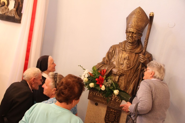 Odsłonięcie epitafium śp. abp. Z. Zimowskiego w Kupieninie