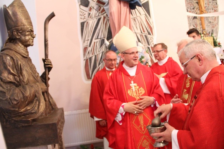 Odsłonięcie epitafium śp. abp. Z. Zimowskiego w Kupieninie