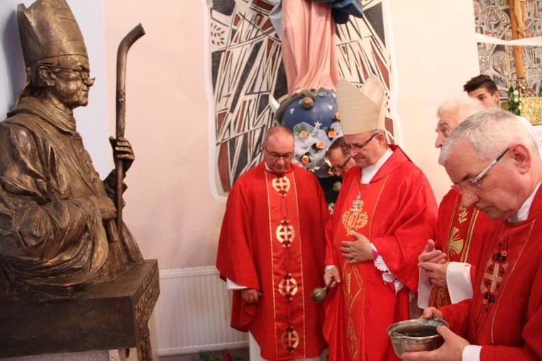 Odsłonięcie epitafium śp. abp. Z. Zimowskiego w Kupieninie