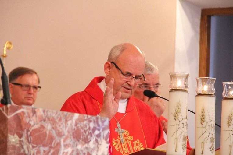 Odsłonięcie epitafium śp. abp. Z. Zimowskiego w Kupieninie