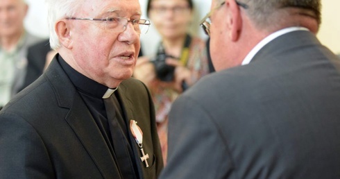 Wśród odznaczonych znalazło się trzech kapłanów, w tym ks. Kazimierz Jandziszak z diecezji świdnickiej.