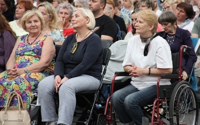 Sześć osób zacznie chodzić