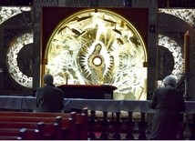 Podświetlony ołtarz w katedrze przyciąga do katedry tłumy