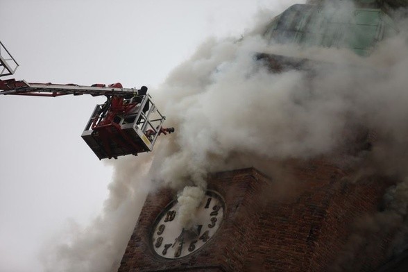 Katedra płonęła wiele godzin