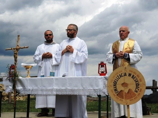 O. Adam Klag OFMConv., o. Piotr ​Aniewski OFMConv. i ks. Antoniego Kulawika na Hali Boraczej