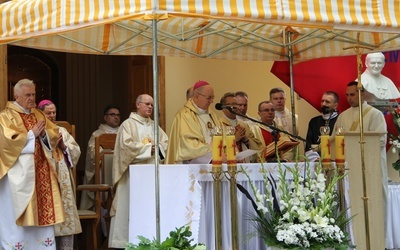 Msza św. jubileuszowa sprawowana była przed kaplicą na terenie ośrodka. Przy mikrofonie abp Stanisław Budzik