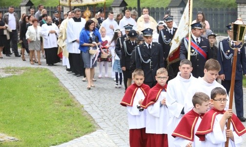 Uroczystą modlitwę zakończyła procesja wokół świątyni