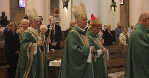 Biskupi modlą się za nowo powstałą metropolię 