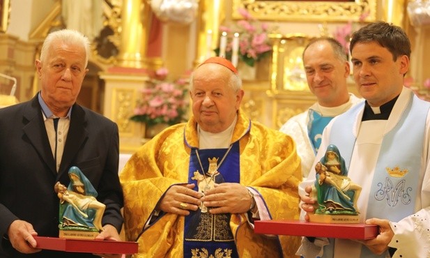 Kard. Stanisław Dziwisz z laureatami nagrody - ks. Andrzejem Sanderem i Władysławm Mirotą oraz proboszczem ks. Piotrem Koniecznym