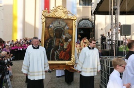 Obraz Matki Bożej Płaczącej wychodzi na ulice Lubina