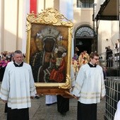 Obraz Matki Bożej Płaczącej wychodzi na ulice Lubina