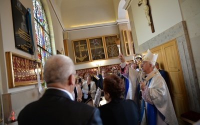 Tablicę pamiątkową święci abp Wacław Depo