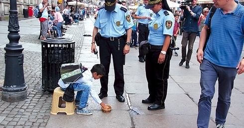 ▲	Interwencją Straży Miejskiej zakończyło się zgłoszenie dotyczące chłopców grających na akordeonie na Długim Targu.