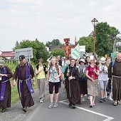 Pielgrzymi podążają do Nowego Miasta nad Pilicą.