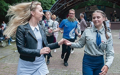 ▲	Mimo niewielkiej frekwencji i kapryśnej pogody wakacje zainaugurowano radośnie.