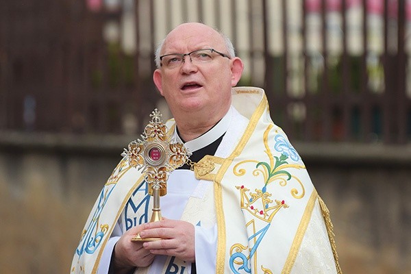 Kustosz sanktuarium Matki Bożej Strażniczki Wiary z relikwiami pastuszków z Fatimy. 