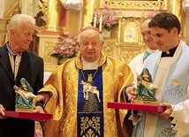 ▲	Arcybiskup senior archidiecezji krakowskiej z laureatami. 
