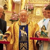 ▲	Arcybiskup senior archidiecezji krakowskiej z laureatami. 
