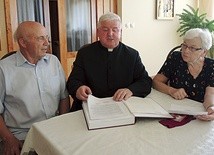 ▲	Ks. Stanisław Morawa, Bronisława Adamaszek i Karol Tlałka  z „Księgą łask”.