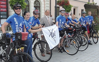 ▲	Rowerzyści (na zdjęciu z burmistrzem Żywca Antonim Szlagorem) wyruszyli na północ Norwegii.