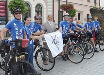 ▲	Rowerzyści (na zdjęciu z burmistrzem Żywca Antonim Szlagorem) wyruszyli na północ Norwegii.