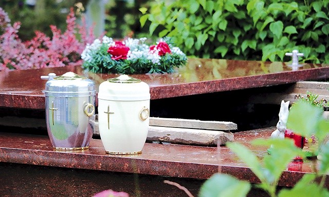 ▲	Pogrzeb dzieci utraconych z kapłanem odbył się w Elblągu po raz trzeci.