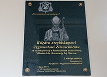 Tablica pamięci abp. Zygmunta Zimowskiego znajduje się w kaplicy MB Ostrobramskiej.